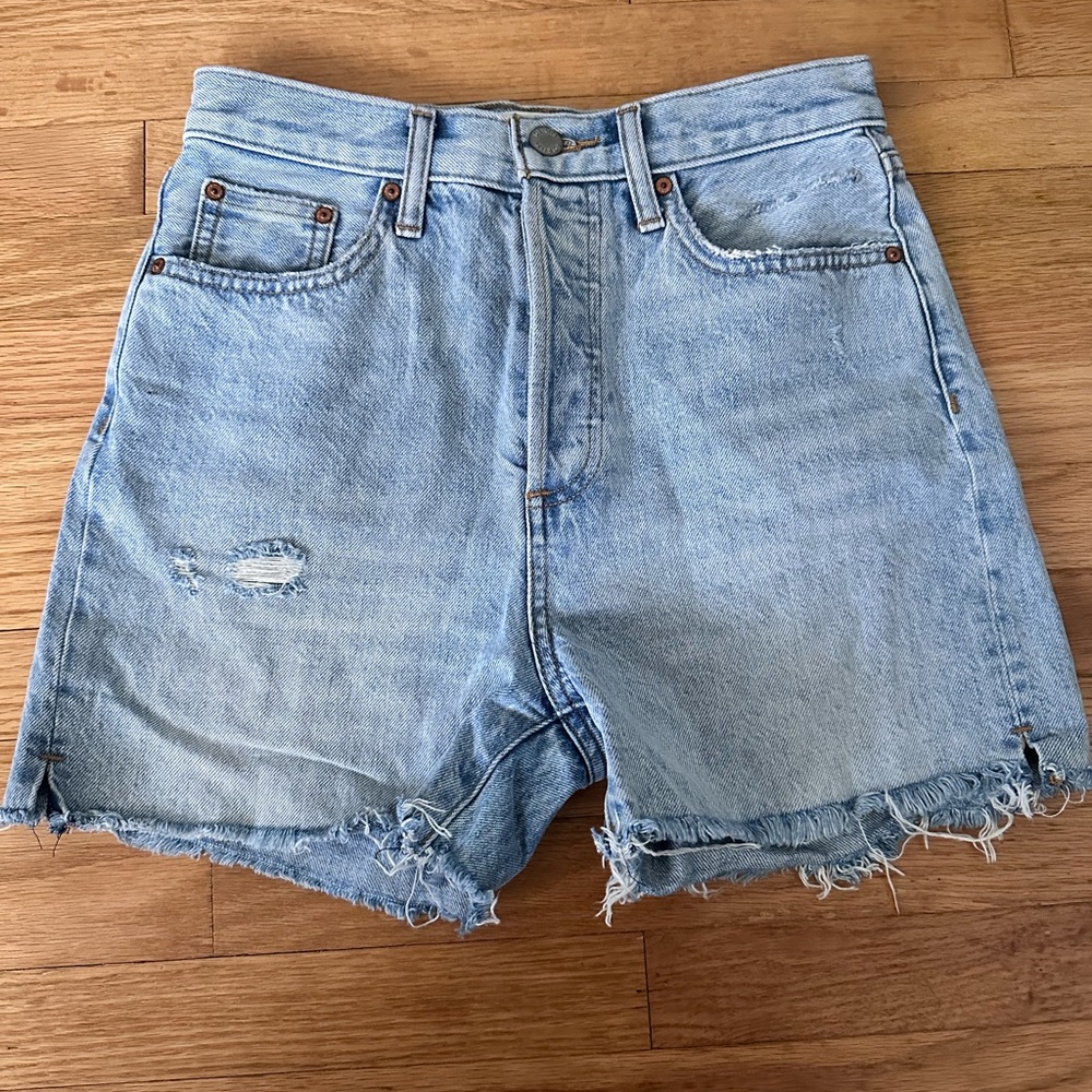 Aritzia Denim Forum Women’s Light Wash Jean Shorts